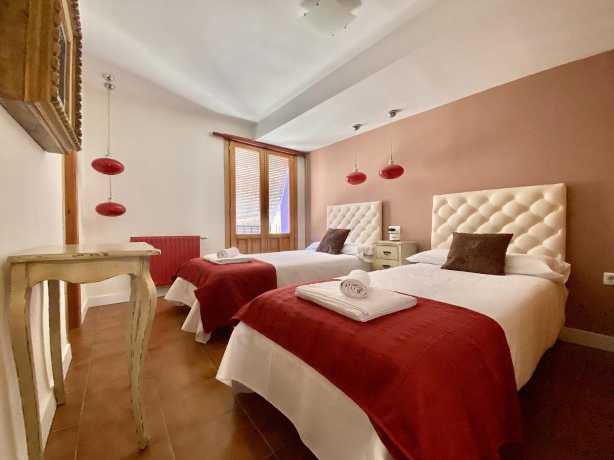 Hostal Nomadas By Gloove Villalba de la Sierra Bagian luar foto