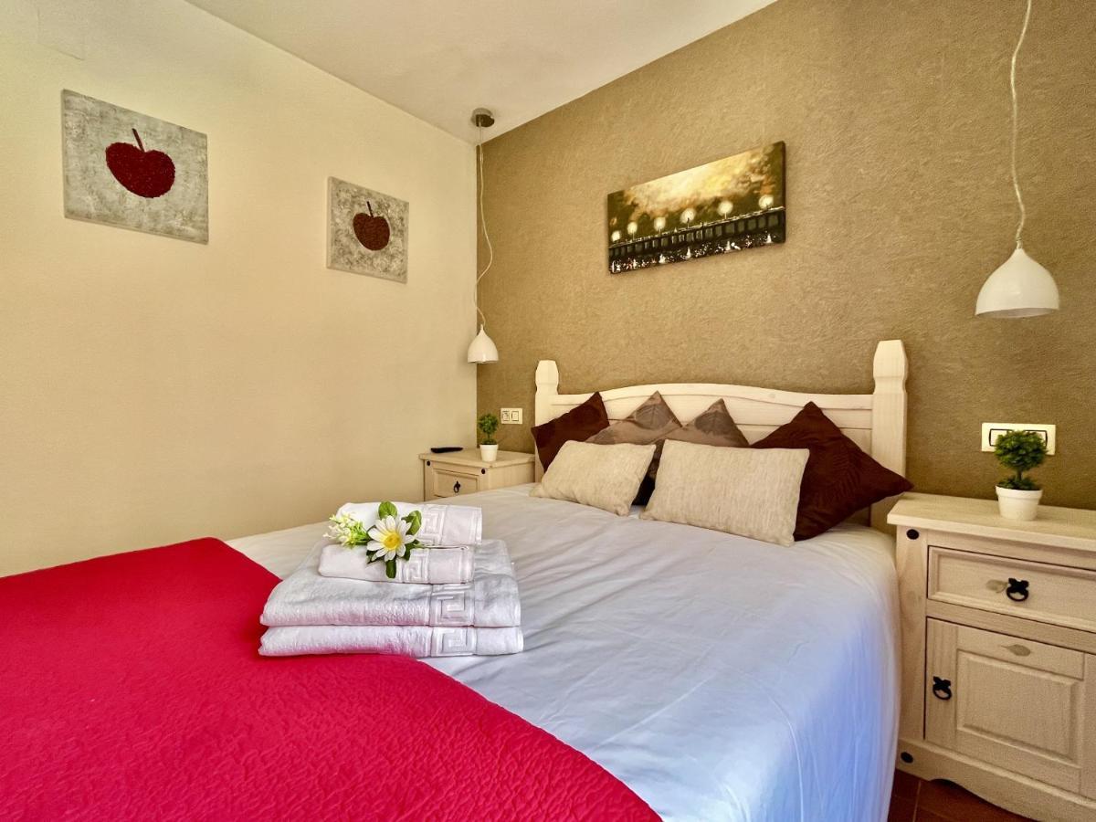 Hostal Nomadas By Gloove Villalba de la Sierra Bagian luar foto