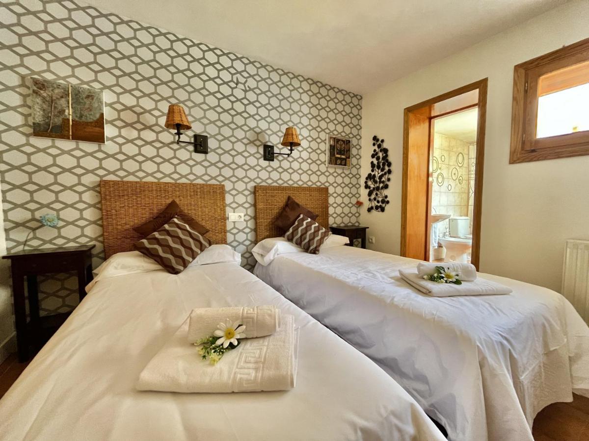 Hostal Nomadas By Gloove Villalba de la Sierra Bagian luar foto