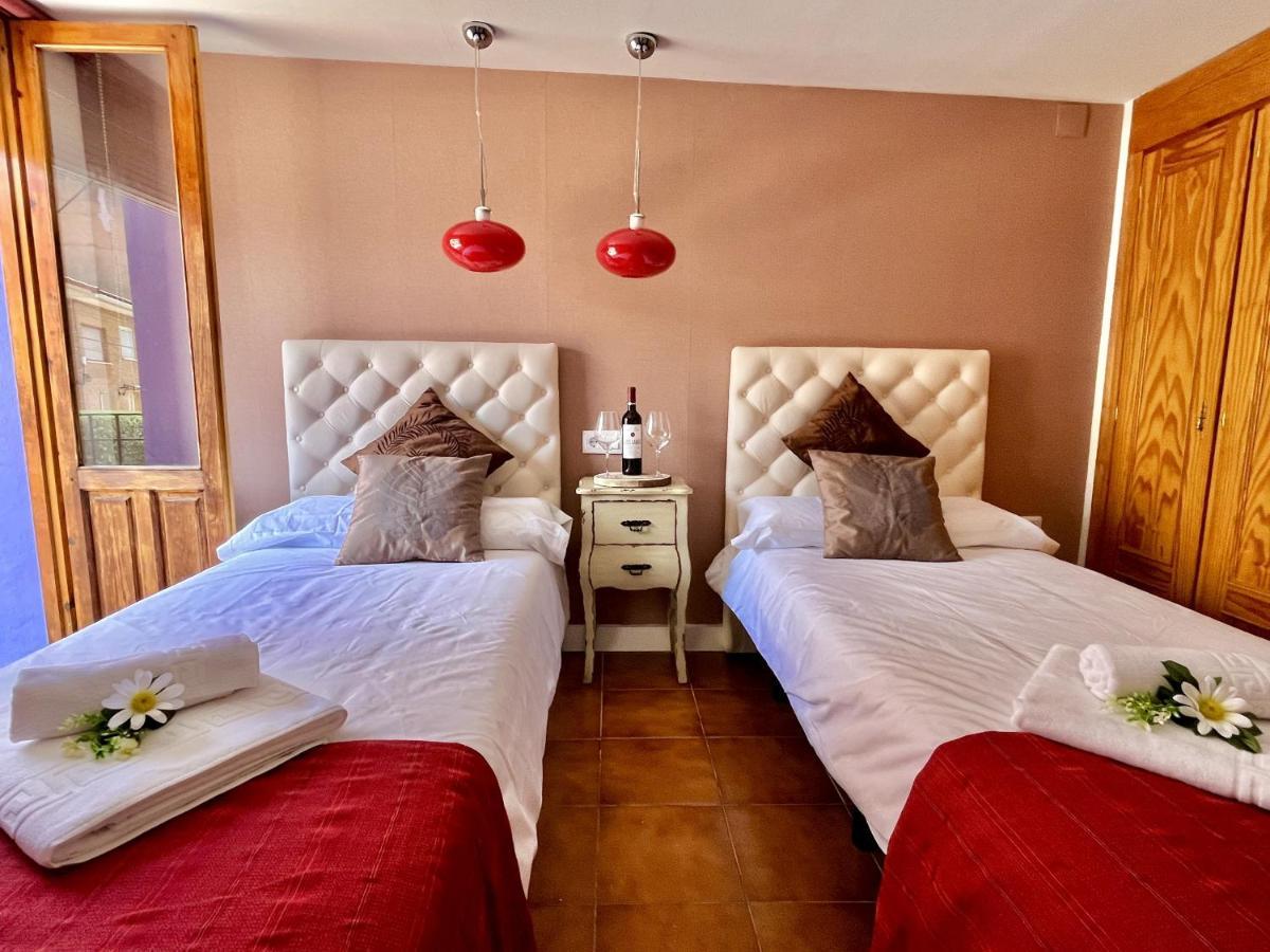 Hostal Nomadas By Gloove Villalba de la Sierra Bagian luar foto