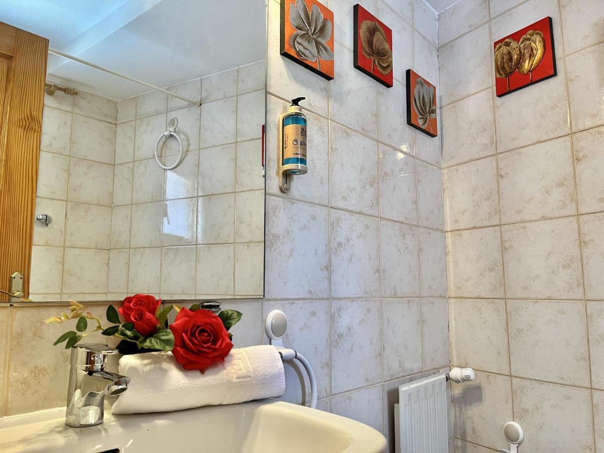 Hostal Nomadas By Gloove Villalba de la Sierra Bagian luar foto