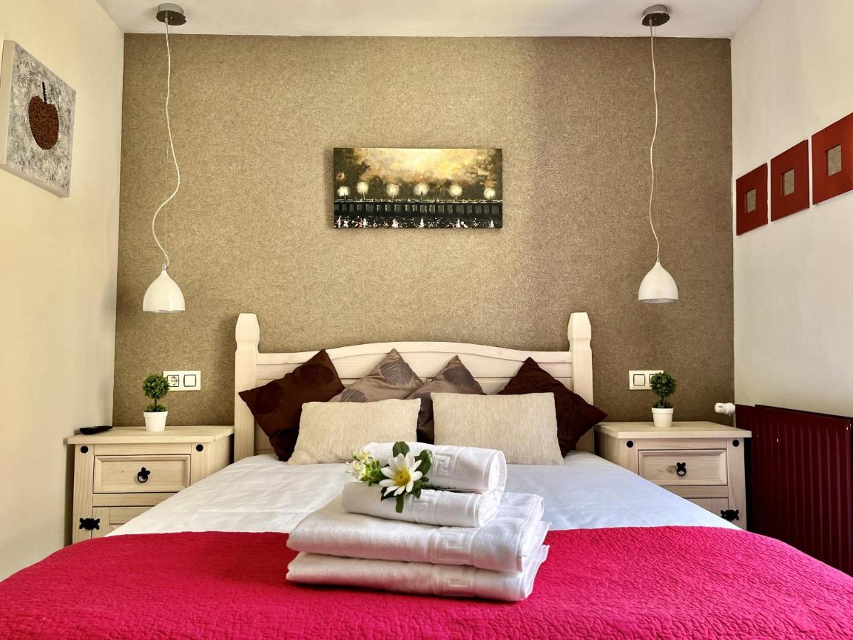 Hostal Nomadas By Gloove Villalba de la Sierra Bagian luar foto