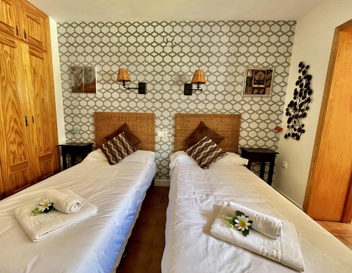 Hostal Nomadas By Gloove Villalba de la Sierra Bagian luar foto