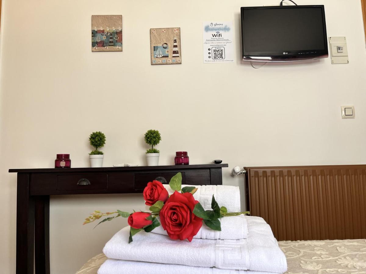 Hostal Nomadas By Gloove Villalba de la Sierra Bagian luar foto