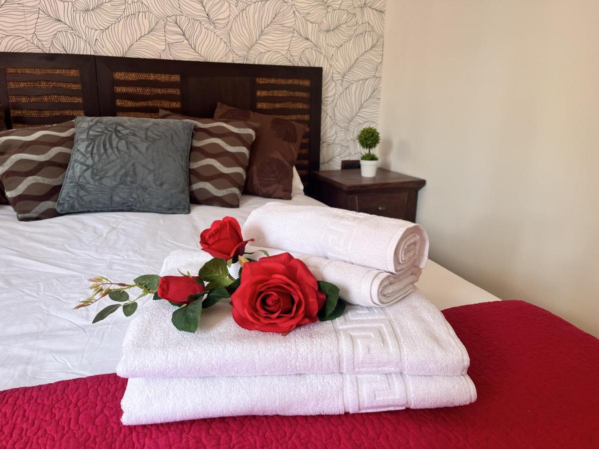 Hostal Nomadas By Gloove Villalba de la Sierra Bagian luar foto