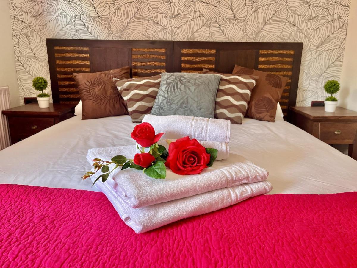 Hostal Nomadas By Gloove Villalba de la Sierra Bagian luar foto