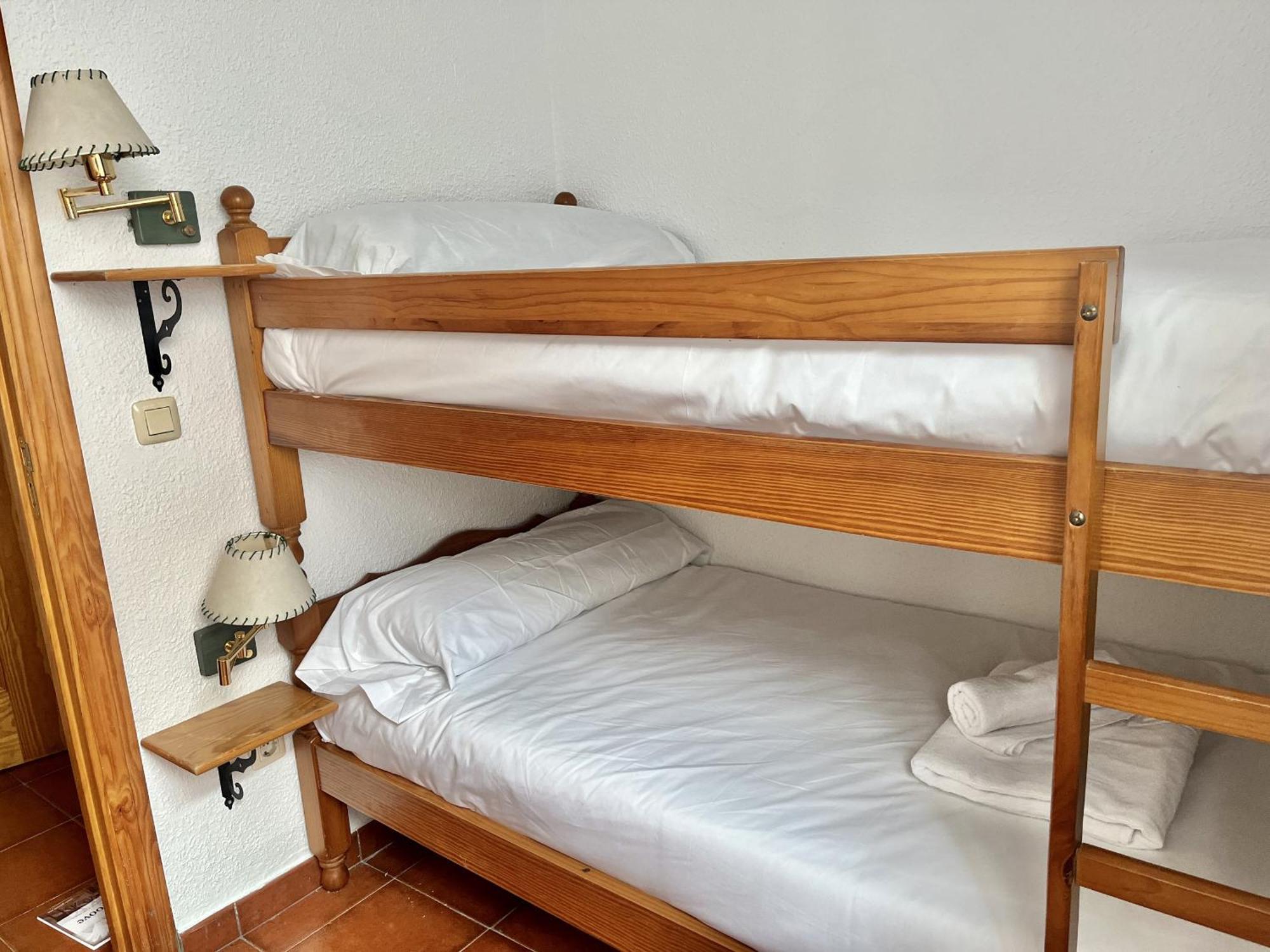 Hostal Nomadas By Gloove Villalba de la Sierra Bagian luar foto