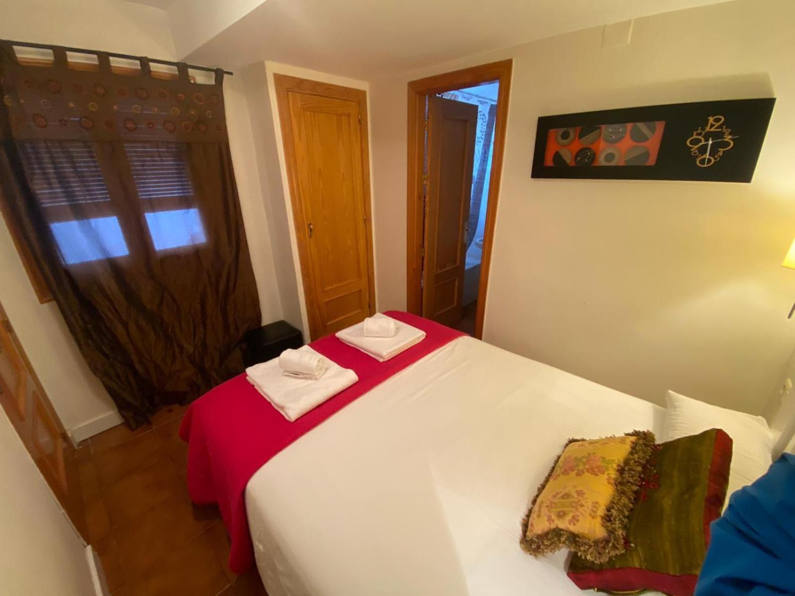 Hostal Nomadas By Gloove Villalba de la Sierra Bagian luar foto